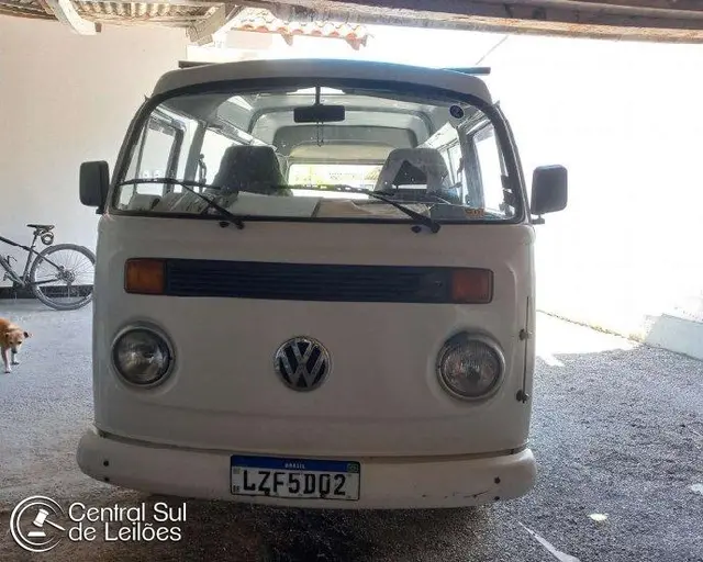 Veículo VW/Kombi, ano/modelo 1998, placa LZF5D02