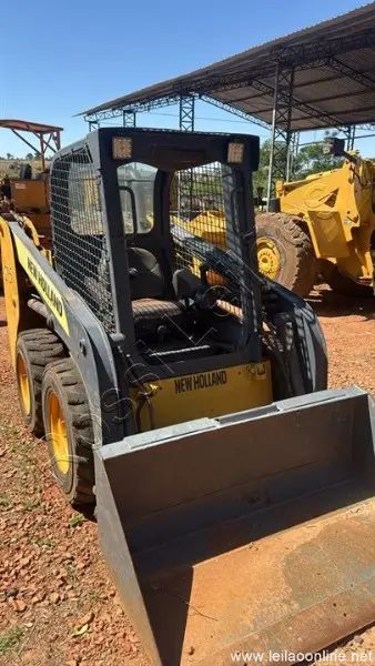 MINICARREGADEIRA NEW HOLLAND MOD.215 ANO 2012 - FUNCIONANDO