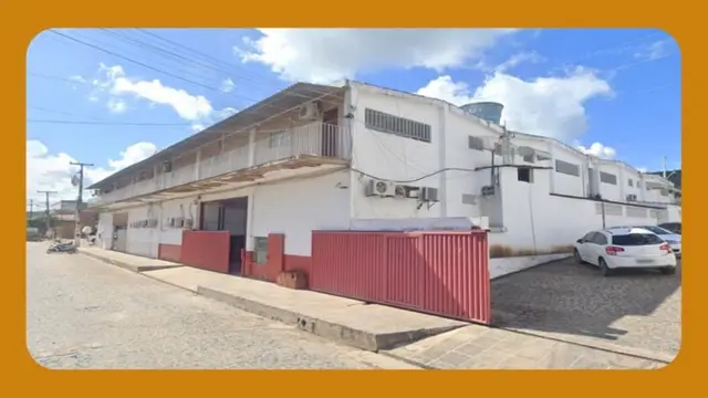 IMÓVEL CONSTITUÍDO POR GALPÕES COM ÁREAS RESIDENCIAIS E COMERCIAIS, COM UMA DAS FRENTES VOLTADA PARA A AV. LUIZ BARBOSA, 89, MOCÓS, TIMBAÚBA/PE E OUTRA VOLTADA PARA A BR-408, COM 2.640,00M² DE ÁREA CONSTRUÍDA