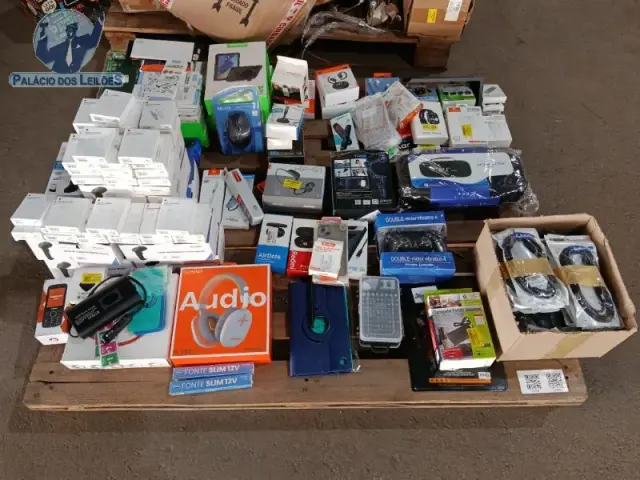Aproximadamente 40 produtos de eletrônicos e acessórios, sendo eles