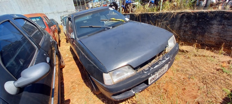 SUCATA APROVEITÁVEL COM MOTOR INSERVÍVEL