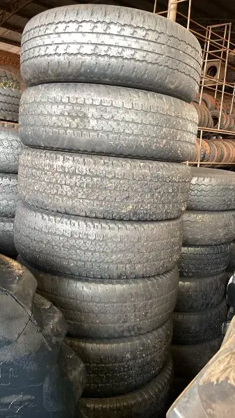 Lote com: 44 PNEUS ARO 16