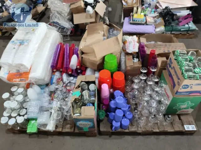 Aproximadamente 200 itens de utilidades domésticas e artigos para festas, sendo eles