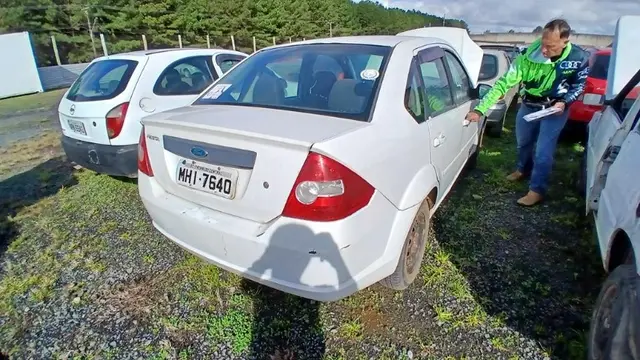 AUTOMOVEL FORD/FIESTA SEDAN Ano: 2005/2006