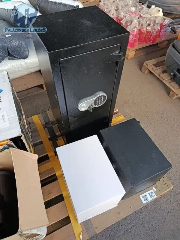 01 cofre de piso, cor preta, com fechadura eletrônica