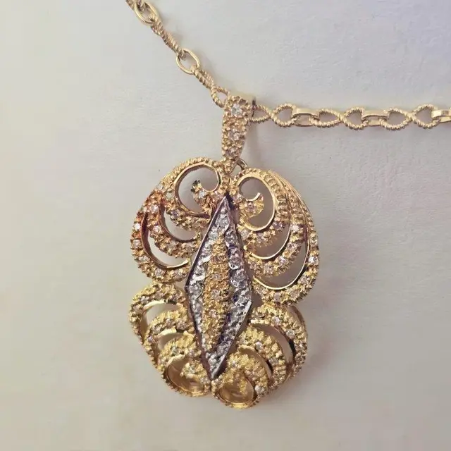 Um COLAR, pesando 20,9 gramas, em ouro 18 k, com sessenta e sete BRILHANTES