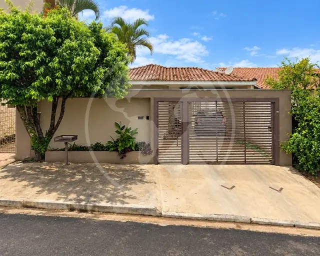 Casa - Com terreno de 200m²