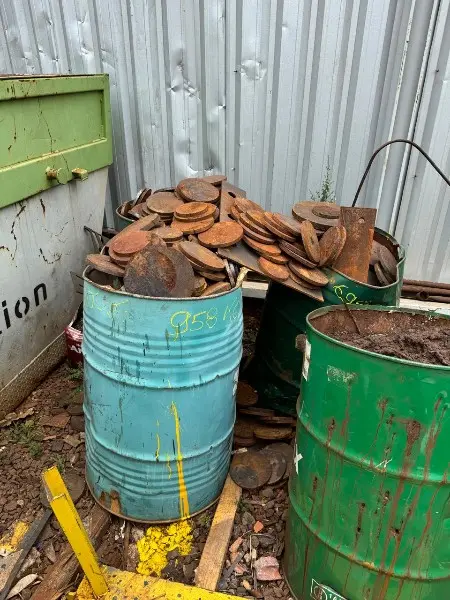 LOTE C/ APROX. 2500KG DE BOLACHA DE FERRO DE DIVERSAS MEDIDAS