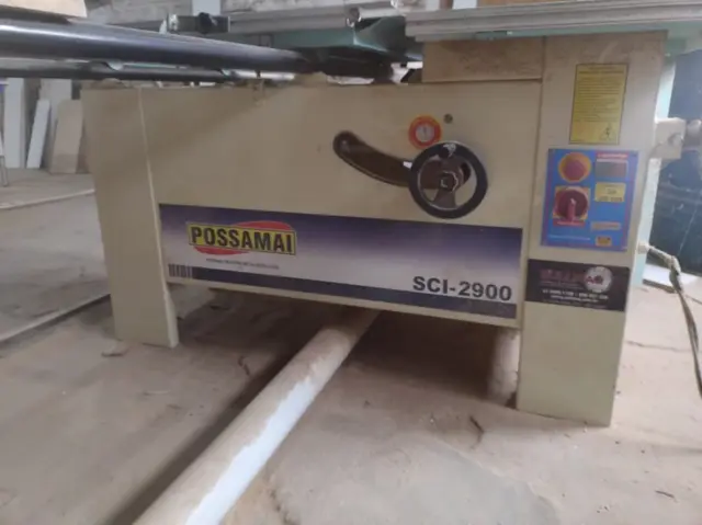 Uma esquadrejadeira SCI-2900 de Eixo Inclinável