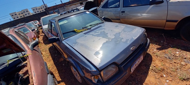 SUCATA APROVEITÁVEL COM MOTOR INSERVÍVEL
