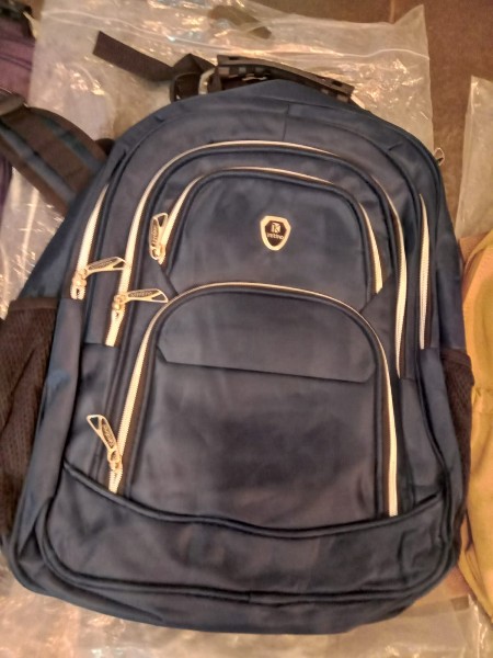 COMPOSTO POR 50 UNID DE MOCHILA, MAIORIA COURO, DE MARCA E QUALIDADE.