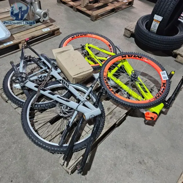 01 bicicleta na cor verde com aros laranja, desmontada, com freios a disco e garfo de suspensão.