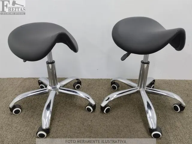 LOTE COM 02 BANQUETAS MOCHO SELA ESTOFADAS PRETAS GIRATÓRIAS BASE CROMADA AJUSTE ALTURA RODAS NYLON