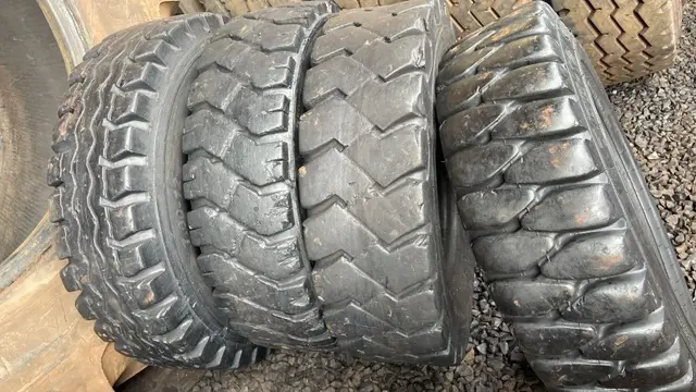Lote com: 04 PNEUS 700X12