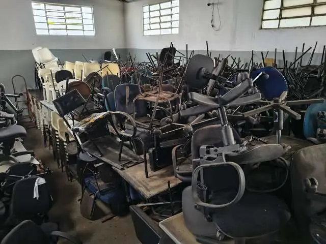 Cadeiras, bancos, longarinas e sofás
