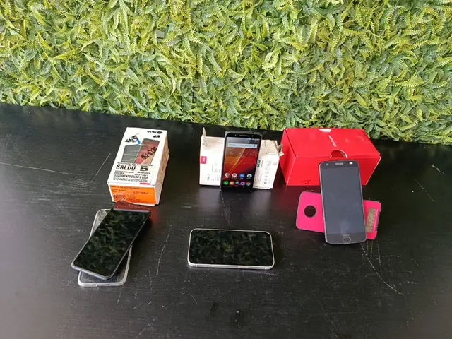 4 SMARTPHONES DE MARCAS DIVERSAS