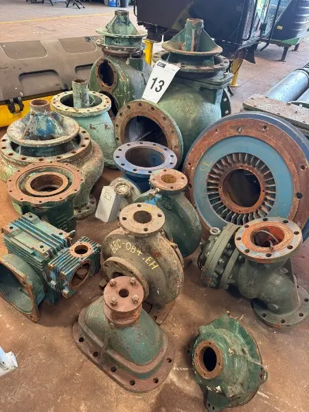 LOTE C/ APROX. 17 PEÇAS DE CARCAÇAS E COMPONENTES DE BOMBAS CENTRÍFUGAS INDUSTRIAIS DIVERSOS