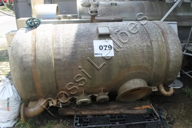 TANQUE EM FIBRA, CAP. 2000L, ANO: 1997 - NO ESTADO