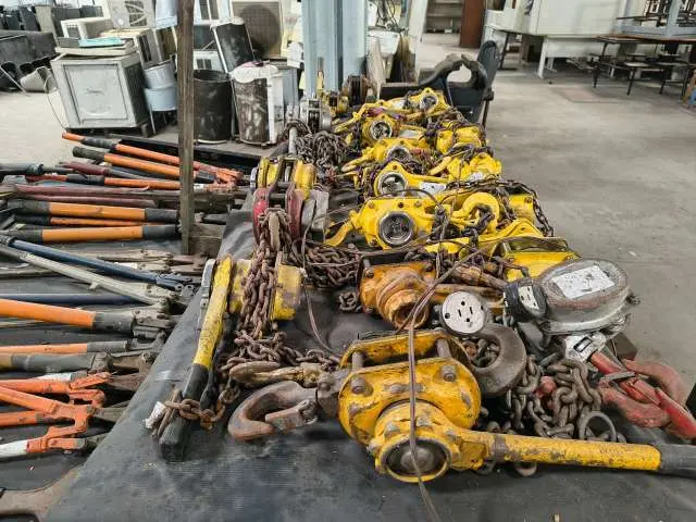 Ferramentas e equipamentos de oficina usados