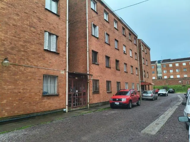 APARTAMENTO n° 403, BLOCO n° 7, com área privativa de 43,76 m², localizado no CONJUNTO HABITACIONAL SÃO VICTOR, sito à RUA DIRCEU CORSETTI, n° 1235…