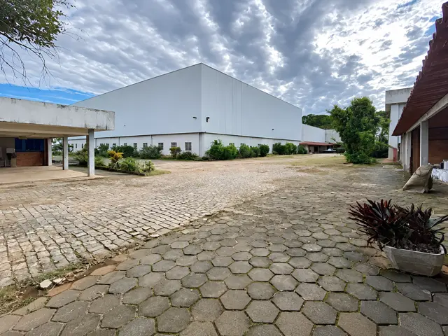 Galpão com área de 83.274 m² terr. e 22.887,11 m² const.