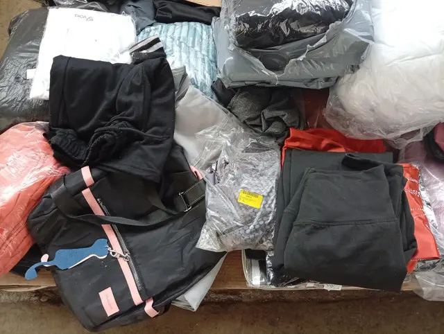 DIVERSAS ROUPAS DE DIVERSAS MARCAS E MODELOS - PODENDO CONTER ROUPA DE CAMA, CAMISAS, CALÇAS, SHORTS, MOCHILAS, CUECAS, MEIAS, CALCINHAS ENTRE OUTROS ITENS - NO ESTADO QUE SE ENCONTRA