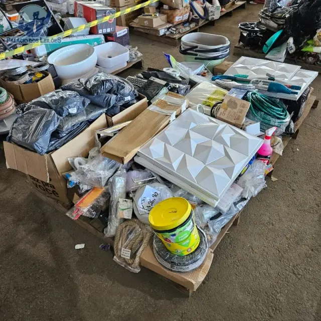 Aproximadamente 160 itens de materiais de construção, acessórios hidráulicos e utilidades, dentre eles