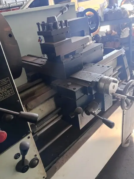 TORNO MECÂNICO CONVENCIONAL ROMI; LINHA IMOR; MODELO IMOR-520 - EQUIP. FUNCIONANDO