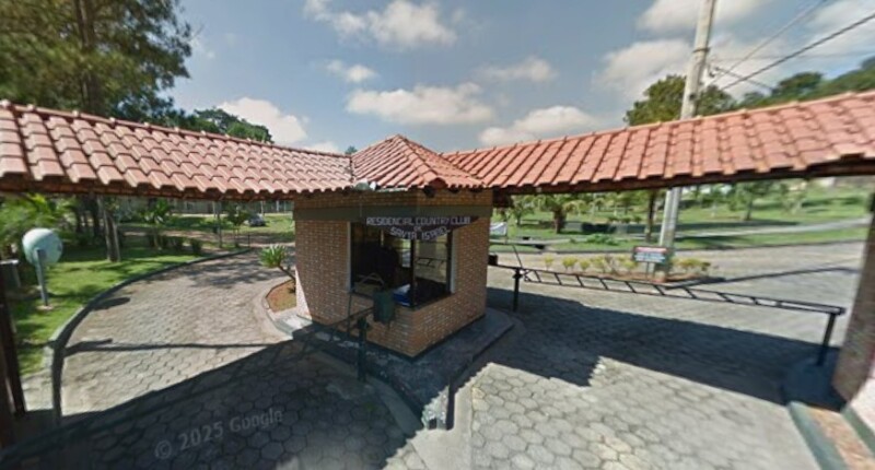 IMÓVEL COM ÁREA DE 352,49M² NO RESIDENCIAL COUNTRY CLUB SANTA ISABEL NO BAIRRO VARADOURO EM SANTA ISABEL/SP