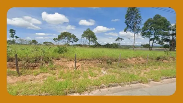 LOTE DE TERRENO URBANO DE Nº 01 DA QUADRA Nº 21, NO LOTEAMENTO DENOMINADO QUARTEIRÃO INDUSTRIAL, BAIRRO DA SAGRADA FAMILIA, SÃO FRANCISCO/MG. COM ÁREA TOTAL DE 13.435,00M².__