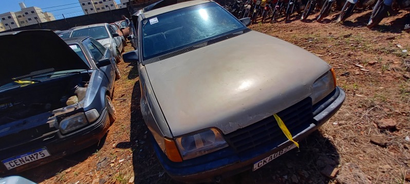 SUCATA APROVEITÁVEL COM MOTOR INSERVÍVEL