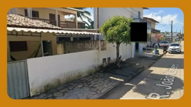 UM TERRENO, SITUADO NA RUA JOÃO MONTEIRO FALCÃO, SN, LUCENA/PB, MEDINDO 9,00M DE FRENTE E FUNDOS POR 30,00M DE CUMPRIMENTO DE AMBOS OS LADOS, ONDE SE ENCONTRA UM PRÉDIO COMERCIAL CONSTRUIDO DE TIJOLO E COBERTO POR TELHAS.__