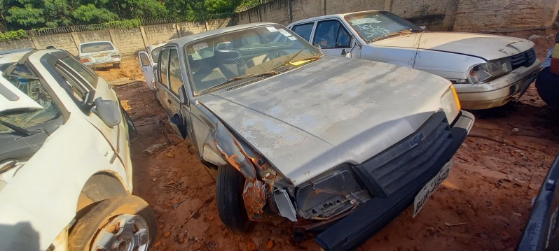 SUCATA APROVEITÁVEL COM MOTOR INSERVÍVEL