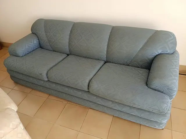 Lote 06 - 01 conjunto de estofado cinza 2 e 3 lugares, avaliado em R$1.600,00