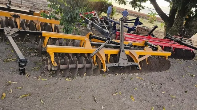 GRADE ARADORA MARCA BALDAN; GRADE DE ARRASTO COM DISCOS RECORTADOS - EQUIP. FUNCIONANDO