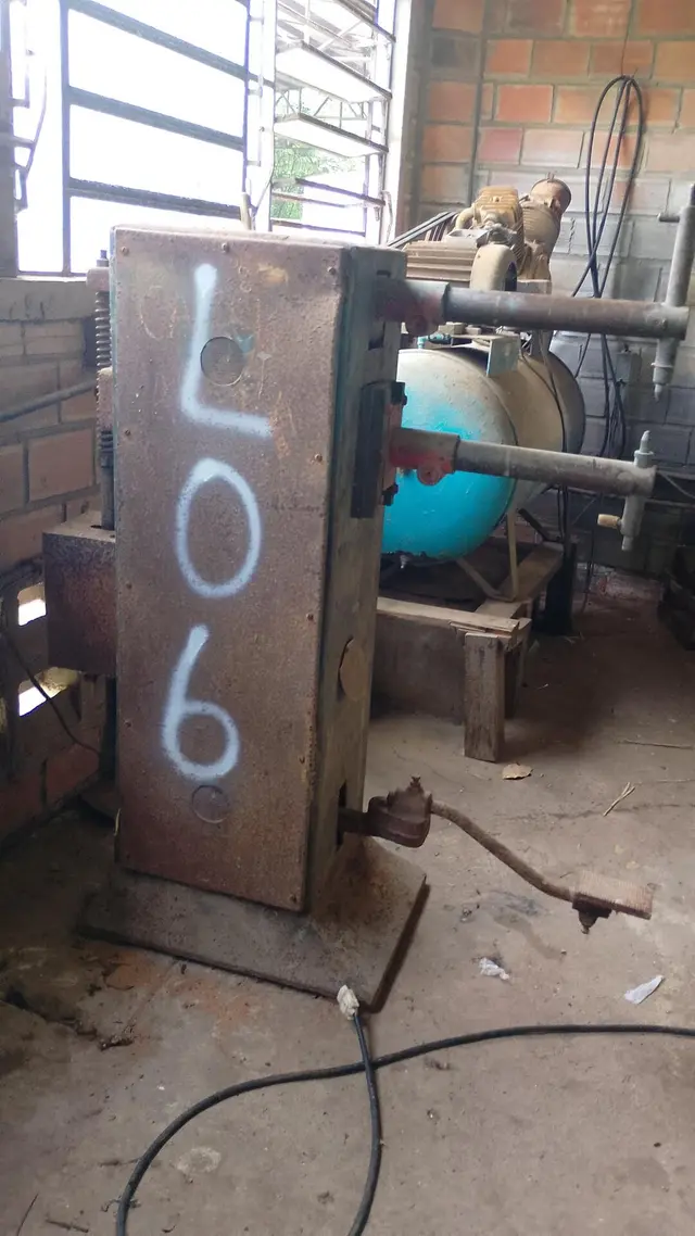 Máquina de solda ponto e compressor de ar.