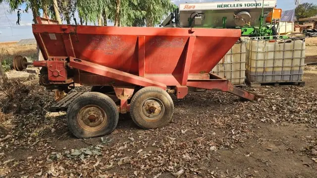 ADUBADORA / DISTRIBUIDOR AGRÍCOLA; MARCA JMI; MODELO JM5050-TD - EQUIP. FUNCIONANDO