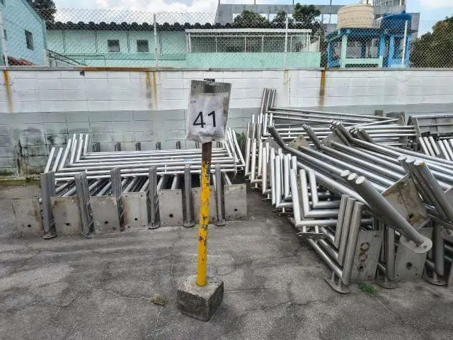 Bancos e postes de inox