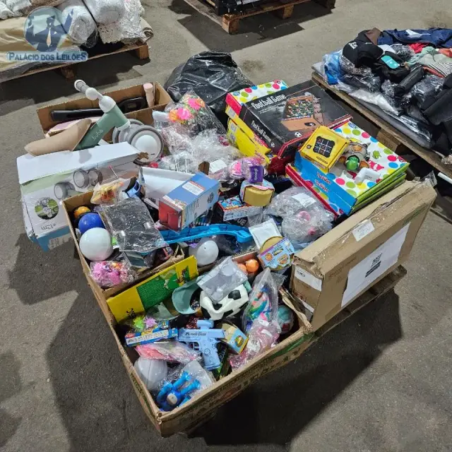 Aproximadamente 120 produtos de brinquedos e jogos, sendo eles
