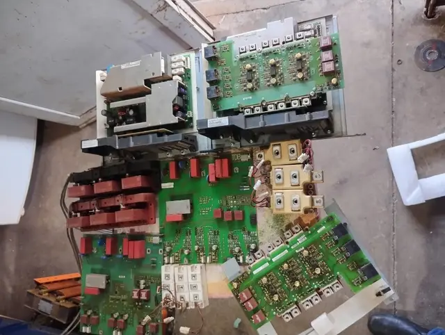 Lote com: módulos, placas, ventoinha, capacitores materiais retirados de inversores de frequência