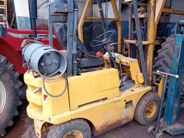 EMPILHADEIRA CLARK; C/ MOTOR OPALA; À GÁS; CAP. 1250KG - FUNCIONANDO