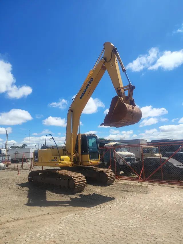 KOMATSU PC 200 SÉRIE 8 2011-MOTOR E ESCAVADEIRA REVISADA