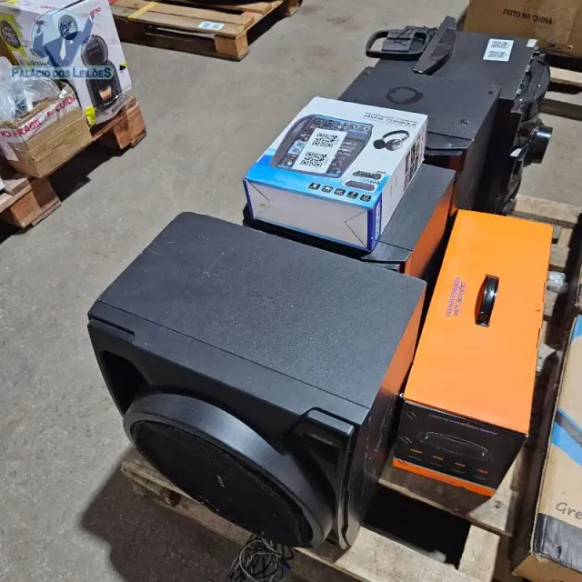 01 caixa de som portátil Basike Ba RAD438, Bluetooth, potência máxima indicada de 200 W, na cor preta.