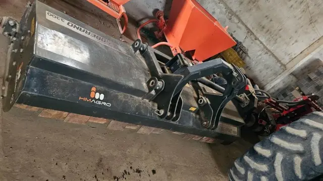 TRINCHA AGRÍCOLA MARCA HM AGRO; MODELO SOBERANO 3300 - EQUIP. FUNCIONANDO