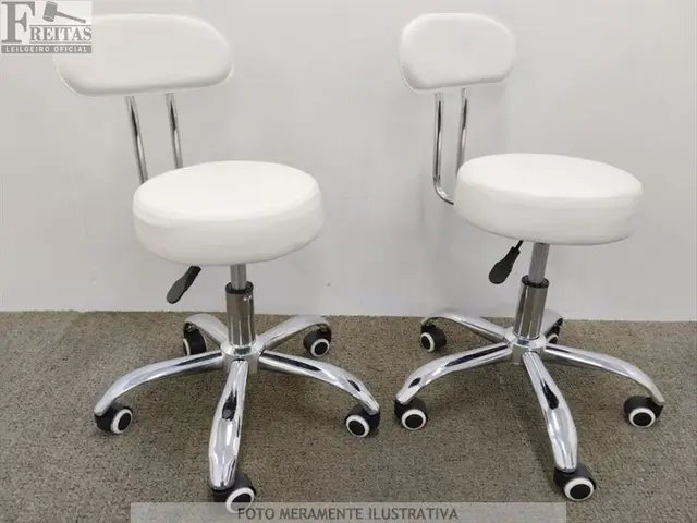 LOTE COM 02 BANQUETAS POP MOCHO ESTOFADAS BRANCAS GIRATÓRIAS COM ENCOSTO BASE CROMADA AJUSTE ALTURA…