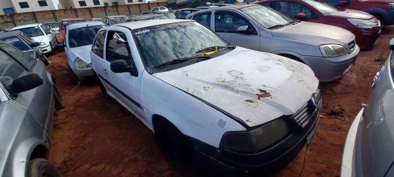 SUCATA APROVEITÁVEL COM MOTOR INSERVÍVEL