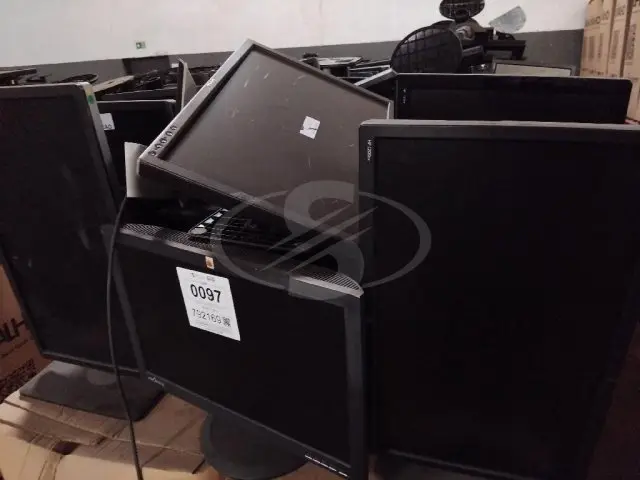 APROXIMADAMENTE 500 MONITORES DE TELA PLANA DE POLEGADAS VARIADAS