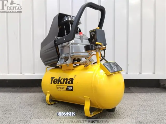 LOTE COM 01 COMPRESSOR DE AR TEKNA CP8022-2CK3B 20L 220V 2HP OD220 COM ACESSÓRIOS 08/24 1011024