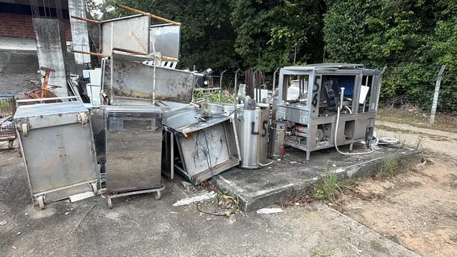 Lava-louças e peças de inox.