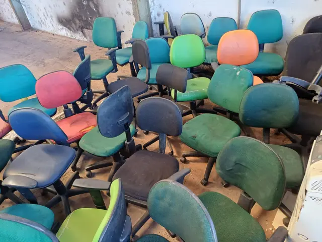 APROXIMADAMENTE 70 CADEIRAS DIVERSAS
